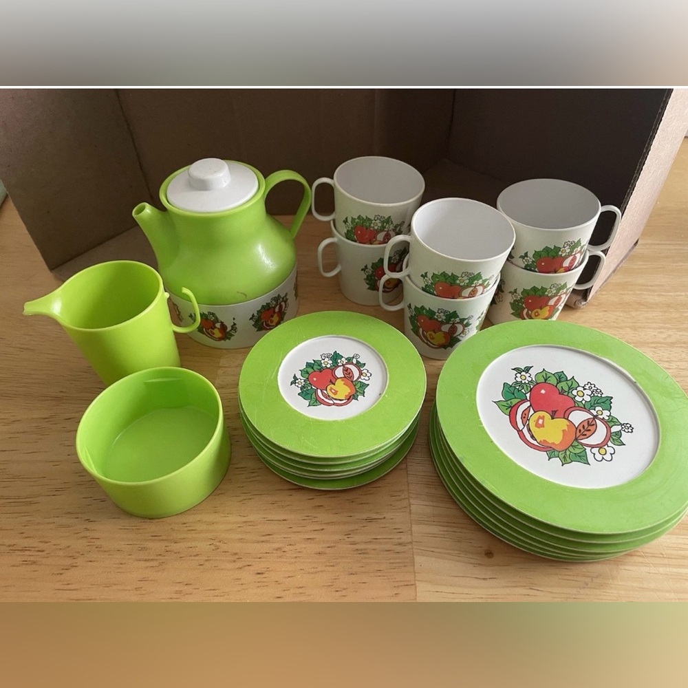 1970’s Vintage Chilton Aluminum Specialties Children’s Toy Dish Set Green Apple